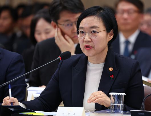 한성숙 중소벤처기업부 장관이 17일 정부세종컨벤션센터에서 이재명 대통령에게 업무보고를 하고 있다. [연합]