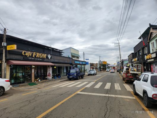 지난 23일 전남 무안군 현경면 번화가 모습. 현경면의 한 분식집 사장은 참사 이후 관광객이 사라지면서 매출이 20% 가까이 줄었다고 설명했다. 무안=이영기 기자