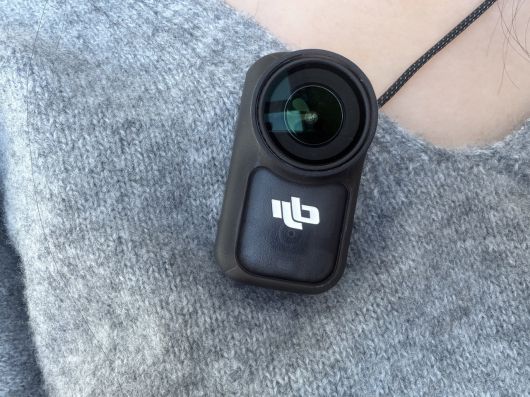 마그네틱 스트랩을 활용해 DJI 오즈모 나노를 상의에 부착한 모습 [차민주 기자/chami@]