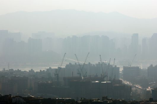 서울 남산에서 바라본 한강변 아파트 단지. [연합]