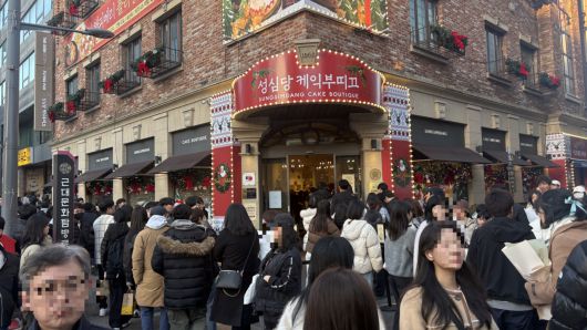 지난 11월 대전 중구 성심당 부띠끄 매장 앞이 사람들로 인산인해를 이뤘다. 박연수 기자