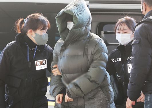 마약 혐의로 수사선상에 오른 상태에서 해외로 도피했다가 체포된 남양유업 창업주 외손녀 황하나 씨가 26일 경기도 안양시 수원지방법원 안양지원에서 열린 구속 전 피의자 심문(영장실질심사)에 출석하고 있다. 연합뉴스