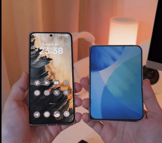 IT 팁스터인 벤 게스킨이 제작한 애플의 ‘아이폰 폴드’ 목업(오른쪽)과 OPPO의 폴더블폰. [벤 게스킨 X 갈무리]