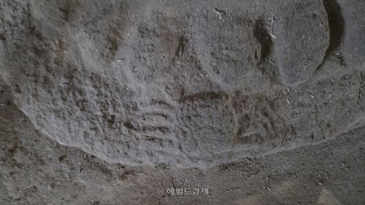 보수 중인 미황사 대웅전 주춧돌에 새겨진 게 문양 [내부 공사 촬영 허가 받았음]