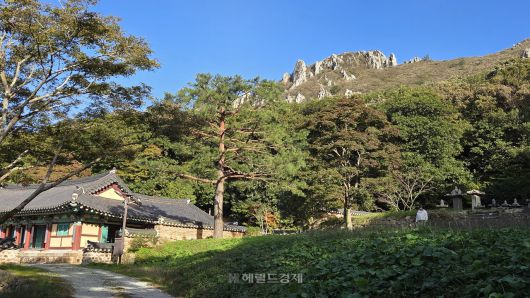 미황사에서 바라본 달마산