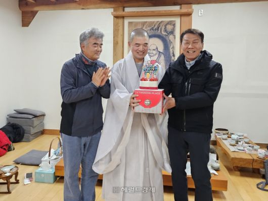 달마선원에서 진행된 세명 축하 모습. 전남 해남 미황사 주지 향문 스님과 정원주 조계종 중앙신도회 회장(헤럴드·대우건설 회장, 왼쪽), 정용식 헤럴드 상무(오른쪽)