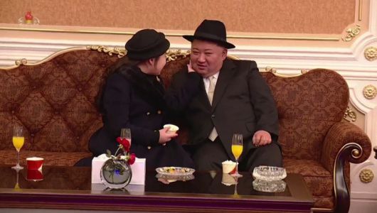 지난 2023년 2월 인민군 창건일(건군절) 75주년 기념 열병식을 행사 전 내부 연회실에서 김주애가 아버지 김정은 국무위원장의 얼굴을 만지는 모습이 조선중앙TV를 통해 공개됐다. [연합]