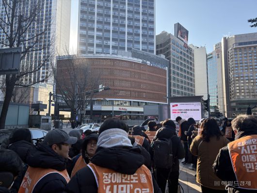 2일 시청역 인근에서 전국장애인차별철폐연대가 집회·시위를 하는 모습. 정주원 기자