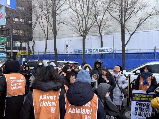 2일 오전 서울시청 인근에서 전장연 관계자들이 시위를 이어가는 모습. 정주원 기자