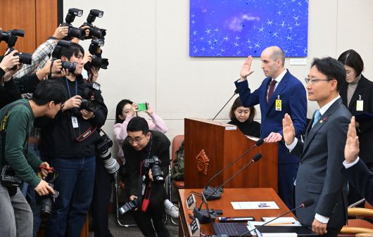 해롤드 로저스 쿠팡 대표이사 등 증인들이 30일 오전 서울 여의도 국회 과학기술정보방송통신위원회에서 열린 쿠팡 침해 사고 및 개인정보 유출, 불공정 거래, 노동환경 실태 파악 및 재발 방지 대책 마련을 위한 청문회에서 선서하고 있다. 이상섭 기자