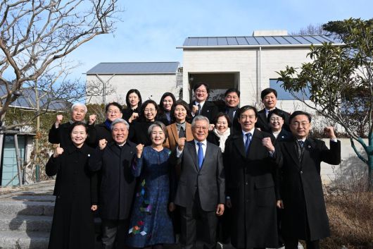 조국혁신당의 조국 대표와 서왕진 원내대표가 새해 첫날인 지난 1일 경남 양산 평산마을에서 문재인 전 대통령을 예방, 기념 촬영을 하고 있다. [조국혁신당 제공]