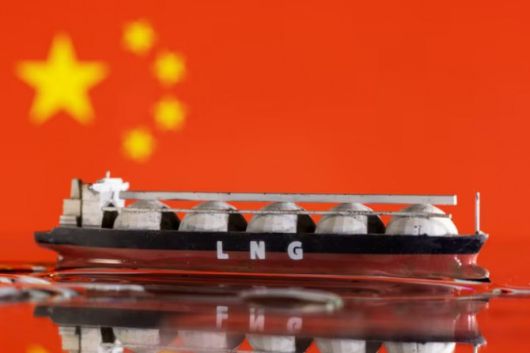 중국 국기 앞에서 LNG 유조선 모형이 보인다. [로이터]