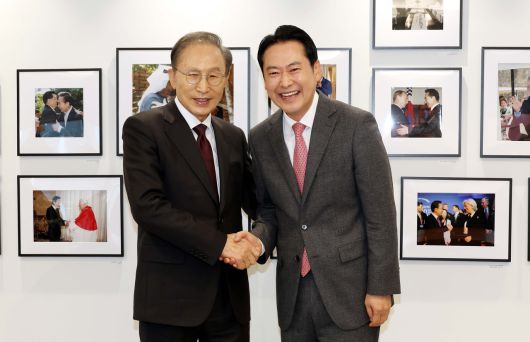 국민의힘 장동혁 대표가 지난 2일 서울 서초구 영포빌딩에서 이명박 전 대통령을 예방하고 기념 촬영하고 있다. [연합]