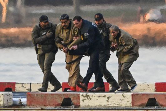 미군의 전격 기습작전에 의해 체포돼 미국으로 압송된 니콜라스 마두로 베네수엘라 대통령과 그의 아내가 5일(현지시간) 첫 법정 출석을 위해 뉴욕 헬기장에 도착했다. [EPA]