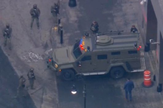 미군에 의해 체포돼 미국으로 압송된 니콜라스 마두로 베네수엘라 대통령이 탑승한 장갑차가 5일(현지시간) 뉴욕시 맨해튼 연방 법원에 도착하고 있다. [로이터]