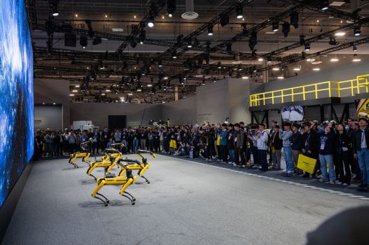 6일(현지시간) 미국 라스베이거스 컨벤션센터(LVCC) 웨스트홀에서 열린 현대차그룹 전시관에서 관람객들이 4족 보행 로봇 ‘스팟’을 보고 있다. [현대차그룹 제공]