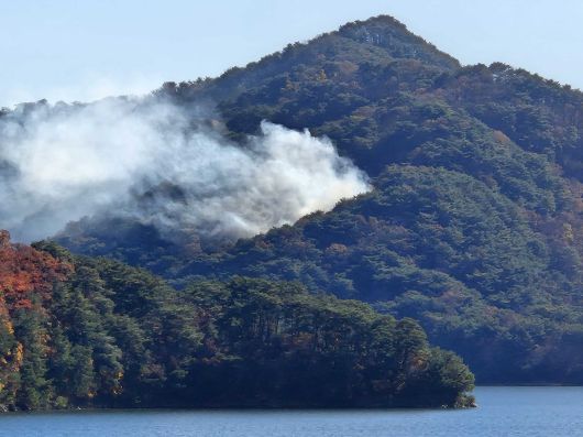 강원 화천군 간동면 방천리에서 산불이 나 산림·소방 당국이 진화 작업을 벌이고 있다.[강원특별자치도소방본부 제공]