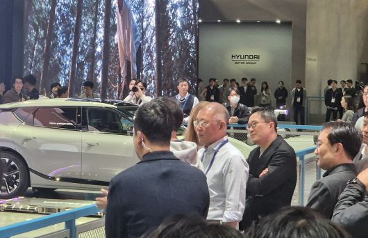 정의선 현대차그룹 회장이  6일(현지시간) 미국 라스베이거스에서 개막한 CES 2026 현대차 전시관을 찾아 아이오닉 5 로보택시를 보고 있다.  라스베이거스=정경수 기자