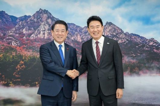 김영록 전남지사(왼쪽)과 노관규 순천시장이 7일 만나 반도체 국가산단 필요성에 공감하고 있다.