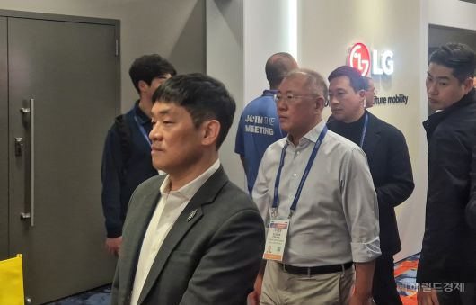 정의선(가운데) 현대차그룹 회장이  6일(현지시간) 미국 라스베이거스에서 개막한 CES 2026 LG전자 차량용 솔루션 전시룸을 둘러본 후 박철 신사업전략실장의 안내를 따라 이동하고 있다.  정경수 기자