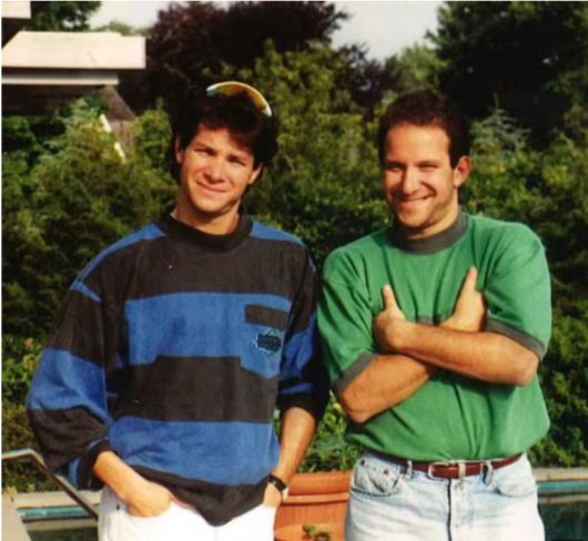 러트닉 미국 상무장관(오른쪽)이 청년 시절 친동생 게리 러트닉과 촬영한 사진. 러트닉이 CEO로 있던 캔터 피츠제럴드에서 파트너로 근무하던 게리는 9·11 테러로 목숨을 잃었다.  [엑스(X·옛 트위터)]