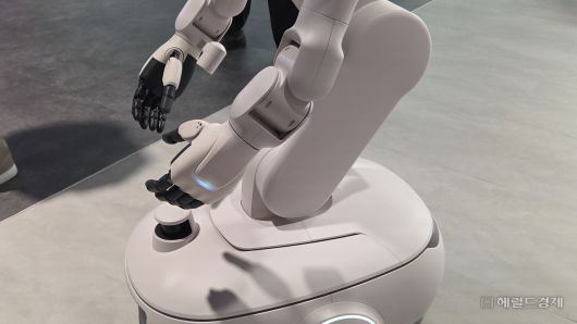 LG전자 클로이드가 CES 2026에서 빨래 접기를 선보이고 있다. 박지영 기자.