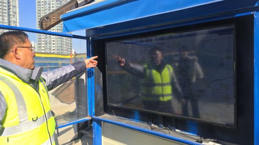 서울시 중랑구 상봉터미널 부지에 시공되는 포스코이앤씨 ‘더샵 퍼스트월드 서울’ 시공 현장에서 레미콘 배송 과정을 실시간으로 확인하고 있다. 홍승희 기자