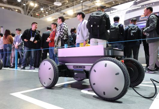 CES 개막일인 6일(현지시간) 미국 네바다주 라스베이거스 컨벤션센터(LVCC) 현대차그룹 부스에서 차세대 자율주행 모빌리티 로봇 플랫폼 ‘모베드’가 충전하고 있다. [연합]