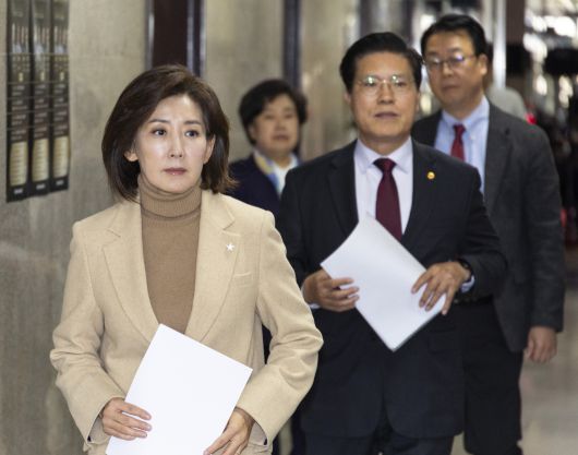 국민의힘 나경원 의원을 비롯한 법제사법위원회 소속 의원들이 5일 국회에서 민주당 일방적 법사위 회의 취소 통보 규탄 기자회견을 하기 위해 이동하고 있다.     국민의힘 법사위원들은 상임위 일방적 취소와 ‘이재명 민주당 정권 범죄 수사를 위한 新 3특검’(민주당 공천헌금 범죄, 통일교 금품수수 범죄, 대장동·서해 공무원재판 항소 포기)에 대한 조속 처리를 촉구했다. [연합]