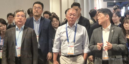 정의선(가운데) 현대차그룹 회장이  6일(현지시간) 미국 라스베이거스에서 개막한 CES 2026 CES 2026 퀄컴 부스를 둘러본 후 LG전자 차량용 솔루션 전시룸으로 이동하고 있다. 왼쪽은 장재훈 현대차그룹 부회장, 오른쪽은 박철 신사업전략실장  정경수 기자