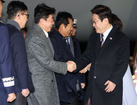 중국 국빈방문 일정을 마치고 귀국한 이재명 대통령이 7일 성남 서울공항에서 환영나온 강훈식 대통령비서실장과 인사하고 있다. [연합]