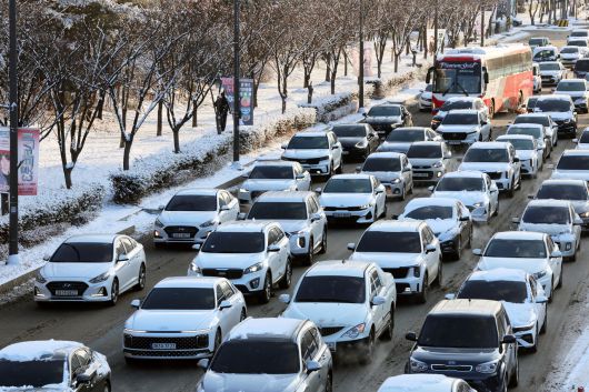 새해 첫 출근일인 2일 광주 서구 무진대로가 출근길에 나선 차량으로 정체되고 있다. [연합]