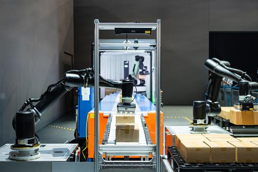 현대차그룹의 상하차 로봇 ‘스트레치’가 물류 작업을 시연하고 있다. [현대차그룹 제공]