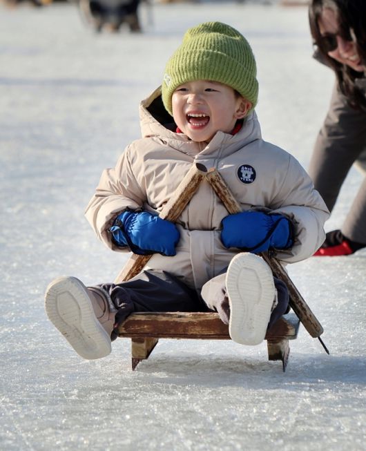 얼음썰매에 즐거운 동심