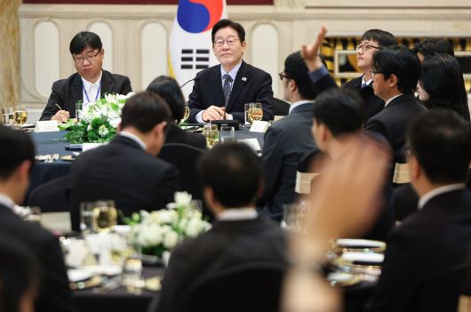 중국을 국빈방문 중인 이재명 대통령이 7일 상하이의 한 호텔에서 열린 순방 기자단 오찬 간담회에서 취재진의 질문을 받고 있다. [연합]