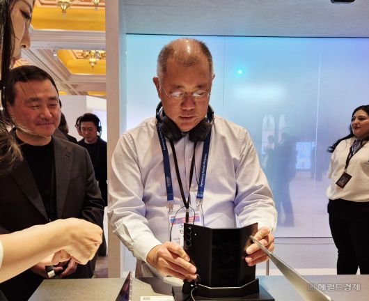 정의선 현대차그룹 회장이  6일(현지시간) 미국 라스베이거스에서 개막한 CES 2026 삼성전자 단독 전시관을 찾아 ‘갤럭시 Z 트라이폴드’를 펼쳐보이고 있다. 오른쪽은 노태문 삼성전자 대표이사 사장. 김현일 기자