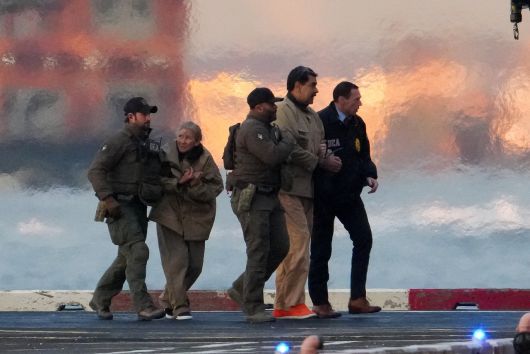 니콜라스 마두로 베네수엘라 대통령과 부인 실리아 플로레스가 5일(현지시간) 헬리콥터로 이송돼 마약 테러, 공모, 마약 밀매, 자금 세탁 등의 혐의로 미국 뉴욕 연방 법원에 출두하고 있다.[로이터]