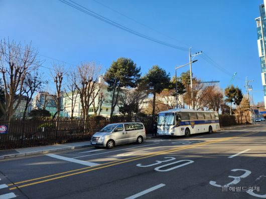 8일 오전 9시께 서울 서초구 서초고등학교 인근 경찰 기동대 버스가 주차돼있다. 지난 7일부터 서초고 앞에 경찰 기동대가 배치돼 상황을 예의주시하고 있다. 이영기 기자.
