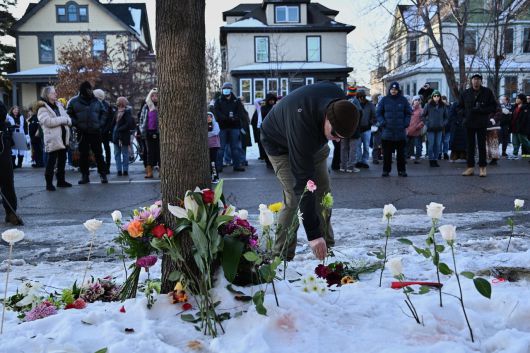 ICE 요원의 총격으로 사망자가 발생한 사건 현장 주변에 시위대가 모여 추모하고 있다. [AP]