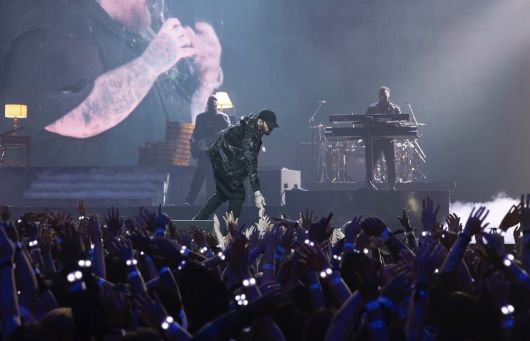 에미넴은 존경의 대상인 동시에 경계의 대상이 된다. 그의 삶을 따라가고 싶지 않지만 눈을 떼기 어려운 존재. 에미넴이 보여주는 것은 ‘이렇게 살면 된다’가 아니라 ‘이렇게까지도 인간은 살아있다’는 사실이다. 그 지점에서 그의 음악을 생생히 살아있고, 위험하고, 또 경외스럽다. [공식 인스타그램 캡처]