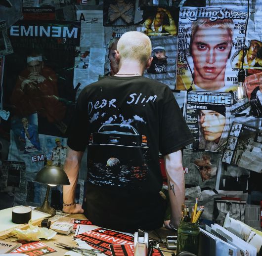 에미넴의 음악은 언제나 ‘전락의 잔상’이 남긴다. 고통이 정리되지 않은 채 흘러가고, 분노가 봉합되지 않은 채 방치되며, 절규가 해소되지 않은 채 공기 속에 남는다. 듣는 순간에는 분명 후련한데, 듣고 나면 설명하기 어려운 괴로움이 잔향처럼 따라붙는다. 그의 음악은 위로하지도 않고, 달래지도 않으며, 구원을 약속하지도 않는다. 대신 고통이 얼마나 깊고, 얼마나 오래 지속되는지를 끝까지 보여준다. [공식 인스타그램 캡처]