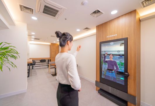 종각 지하상가 스마트쉼터 내 AI 가상 피팅룸. [서울시 제공]