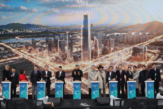 오세훈 서울시장이 지난해 11월27일 서울 용산국제업무지구 기공식에서 정정래 한국철도공사 사장직무대행, 국민의힘 권영세 의원 등 참석자들과 기념촬영하고 있다. [연합]