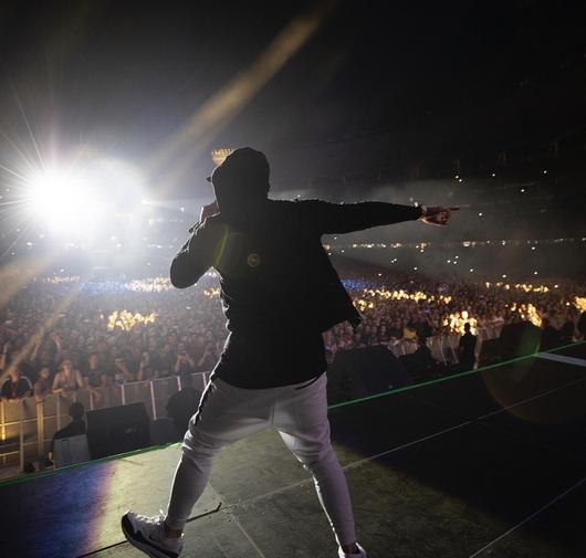 에미넴의 악센트 처리는 그야말로 독보적인 수준인데, 그는 박자 위에 올라타는 대신 박을 찍어 누르듯이 발화한다. 이 악센트는 에미넴 곡이 가지고 있는 카타르시스의 핵심이다. 가볍게 흘러갈 수 있는 순간도 공격적인 타격감을 갖게 되며, 조롱과 분노, 자기파괴적인 정서가 리듬 안에서 폭발한다. [공식 인스타그램 캡처]