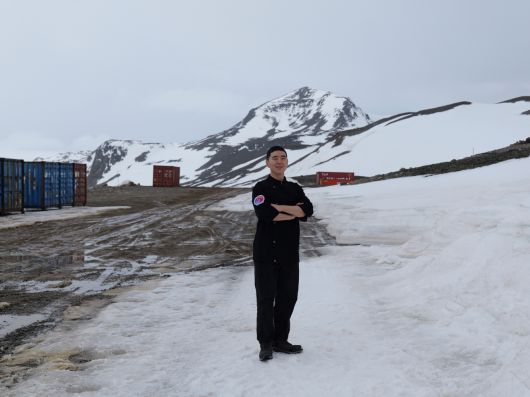 남극의 설경을 배경으로 안치영 셰프. 본인 제공