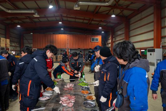 고단했던 한 주를 마무리하며 회식을 하는 남극 대원들. 본인 제공