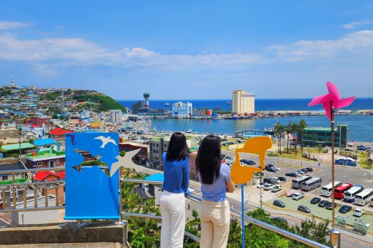 동해시 묵호별빛마을에서 본 묵호항. 왼쪽은 논골담길,도째비골이고 오른쪽은 어판장이다.