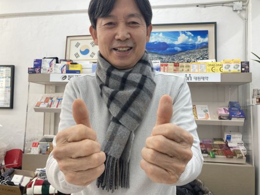 ‘인쇄 분야 서울 명장’ 김인호 동양상사지기인쇄 대표가 책을 만드느라 지문이 닳아없어진 양손 엄지를 들어보이고 있다. 손인규 기자