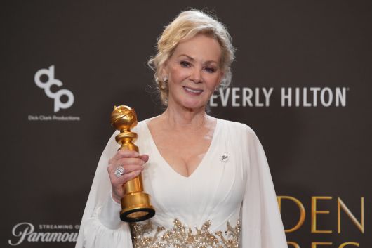 배우 진 스마트가 제83회 골든 글로브 시상식에서 ‘나의 직장 상사는 코미디언’(Hacks)으로 뮤지컬·코미디 부문 여우주연상을 수상한 후 ‘착하게 살자(be Good)’라고 적힌 배지를 단 채 기자회견장에서 포즈를 취하고 있다. [AP]