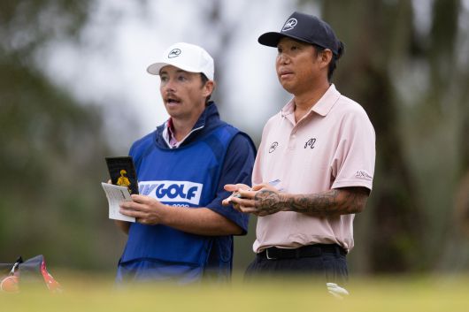 8번 홀에서 캐디와 그린 공략을 상의중인 앤서니 김. [사진=LIV골프]